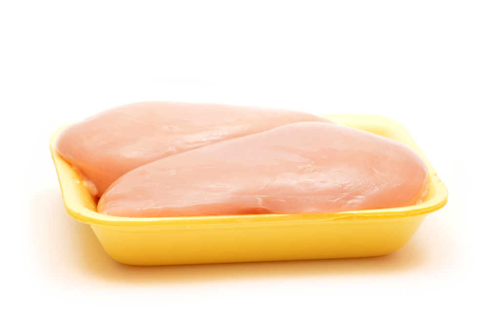 Peitos de frango em bandejas